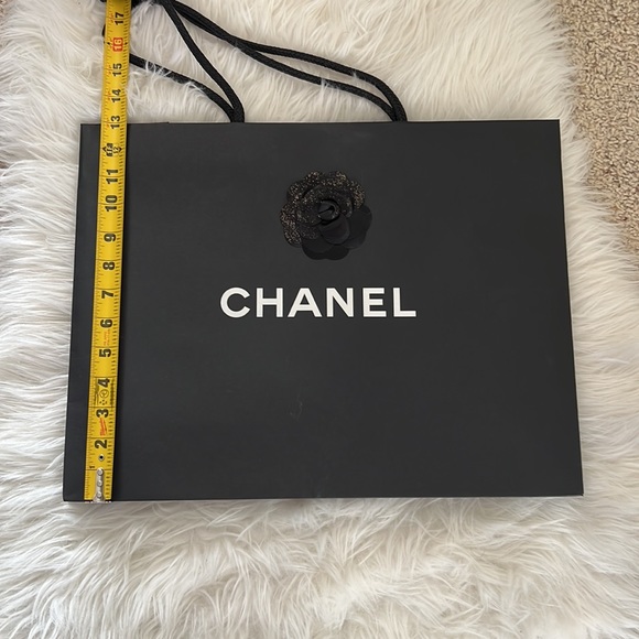 Large Chanel holiday paper bag - Picture 3 of 5
